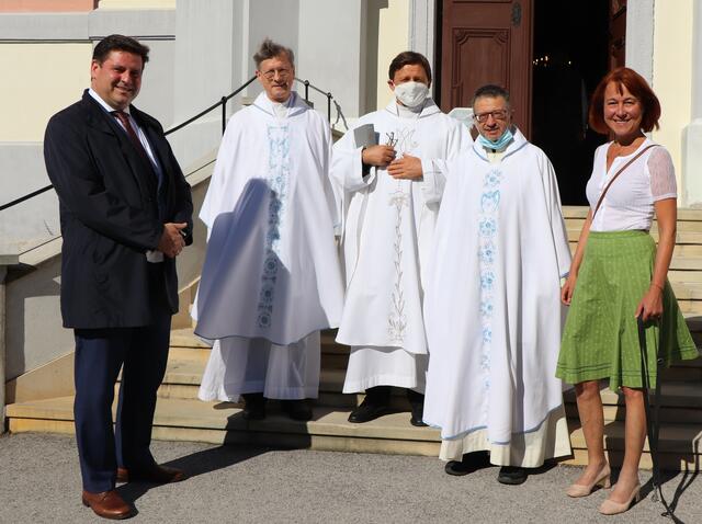 Die offiziellen Vertreter der Stadt Baden Bürgermeister Stefen Szirucsek, StRin Angela Stöckl-Wolkerstorfer mit den Pfarrern Clemens Abrahamowicz und Bogdan Pelc sowie Alexander Lagler.