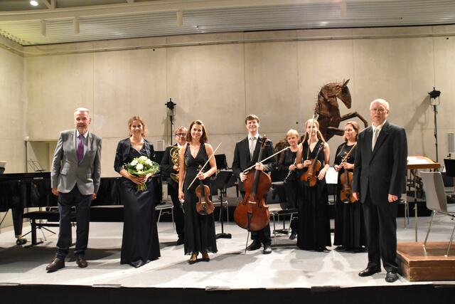Die Wiener Neustädter Instrumentalisten mit Bürgermeister Klaus Schneeberger, Solistin Ines Schüttengruber, Konzertmeisterin Cordula Schröck, und rechts Dirigent Michael Salamon