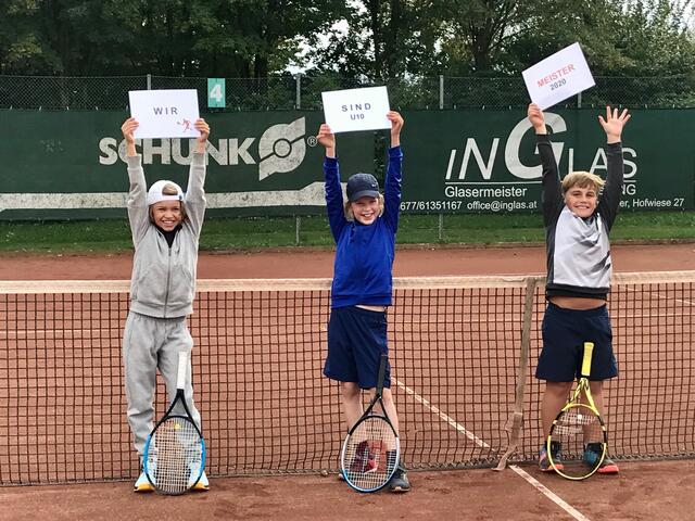 Rafael, Felix und Lukas (v.li.) jubeln über den Meistertitel