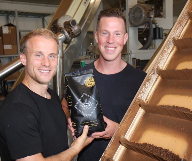Hanno Douschan (Links) und Alexander Gehbauer haben sich viele Vertriebswege für die Marke King´s Coffee überlegt und aufgebaut.