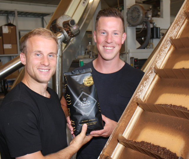 Hanno Douschan (Links) und Alexander Gehbauer haben sich viele Vertriebswege für die Marke King´s Coffee überlegt und aufgebaut.   | Foto: Novit GmbH/KK