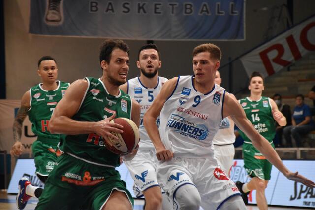 Die Bulls (hier Topscorer Nemanja Krstic gegen Oberwarts Edi Patekar) waren am Ende entschlossener vor und unter dem Korb.