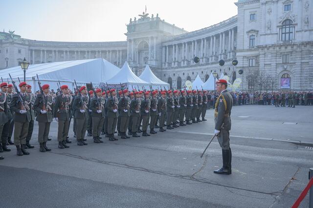 Fix ist jedenfalls eine Angelobung von Rekruten auf dem Heldenplatz.