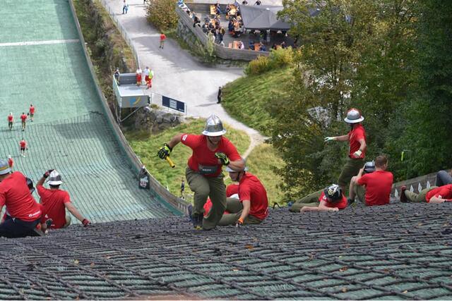 Mit viel Einsatz ging es die Schanze hinauf. | Foto: Feuerwehr Jabing