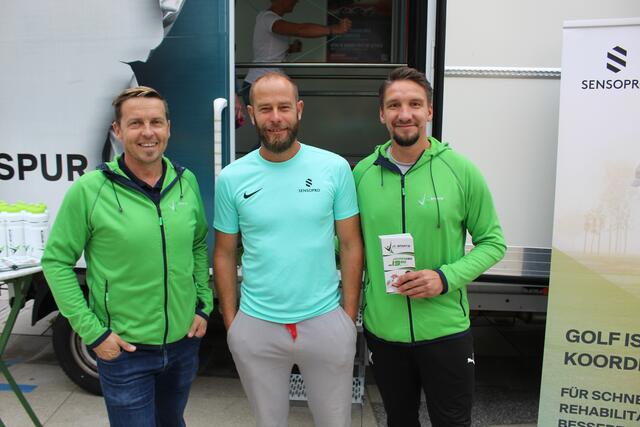 Rainer Hofmeister von "JK Sports" mit Olympiasieger Daniel Mesotitsch und Trainer Jürgen Kampel (von links)