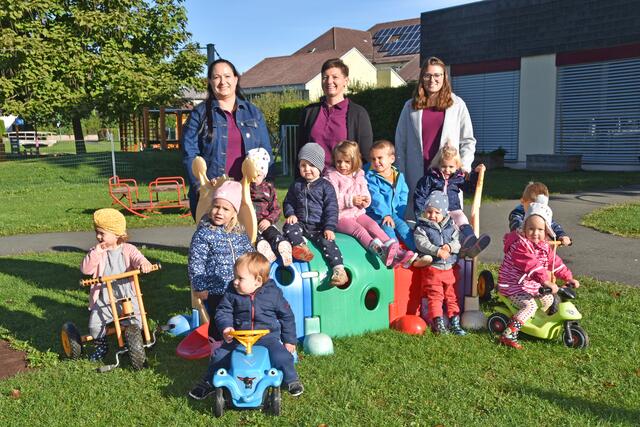Die Kinderkrippe für bis zu Dreijährige ist neu im Kindergarten, der von Katrin Janisch (Mitte) geleitet wird.