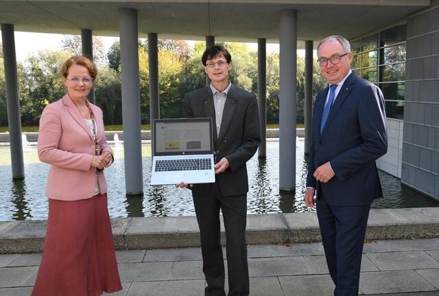 Bildungs-Landesrätin Christiane Teschl-Hofmeister, Landimpulse-Geschäftsführer Rainer Vogler und Landeshauptfrau-Stellvertreter Stephan Pernkopf präsentieren die neue Mediathek www.agrovideos.at