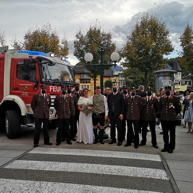 Die Ischler Feuerwehrkamaraden gratulierten Philip Schmoigl und seiner Braut.