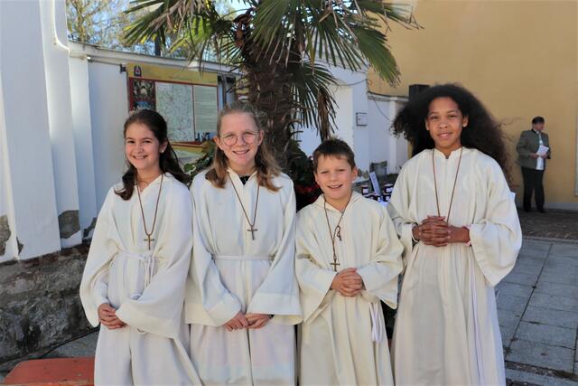 Ohne Ministranten würde einem Gottesdienst etwas ganz Wesentliches fehlen. Theresa, Magdalena, Lorenz und Imina trugen mit sonnigem Gemüt zum guten Gelingen des Open Air-Erntedankfestes in Fernitz-Mellach bei.