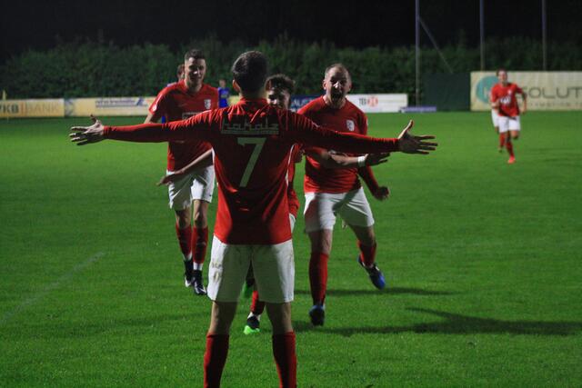 Luka Curic ließ sich nach seinem Führungstreffer in Minute 75 gebührend feiern.