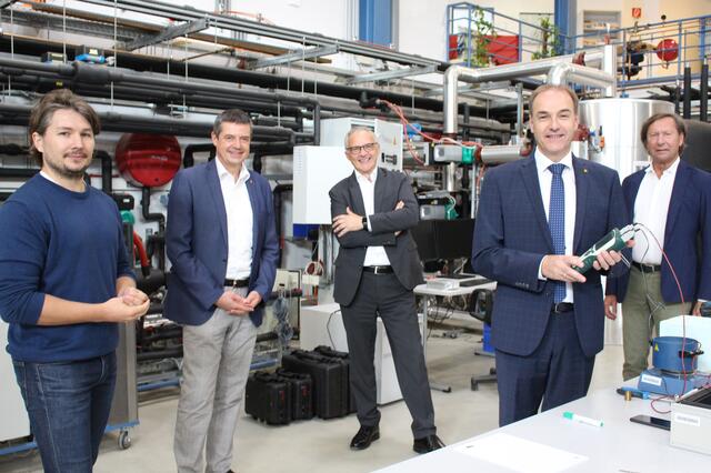 Enge Zusammenarbeit von HTL und FH Pinkafeld bringt Vorteile: Helmut Plank (Wissenschaftler an der FH Pinkafeld), HTL-Dir. Wilfried Lercher, FH Burgenland-Geschäftsführer Georg Pehm, LR Leonhard Schneemann und Bgm. Kurt Maczek
