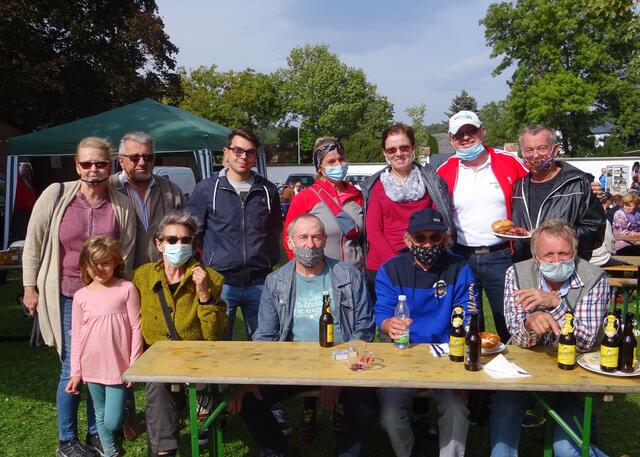 Foto Werner Schöll von links zeigt die “Stammgäste”: Christine, Isabella und Eduard Scharka, Renate Schubert, Philip Kainzbauer, Johann Schrödl, Elisabeth Bilinsky, Karla Schöll, Günther Pauer, Werner Schöll, Norbert Pingitzer und Franz Kindler.