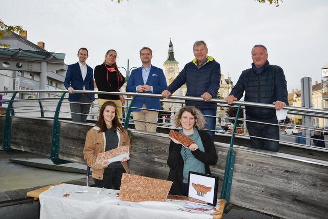 Manuel Bures, Lena Sattmann, Erich Stubenvoll, Herbert Eidelpes und Manfred Reiskopf mit dem "Raising Hands" Team
