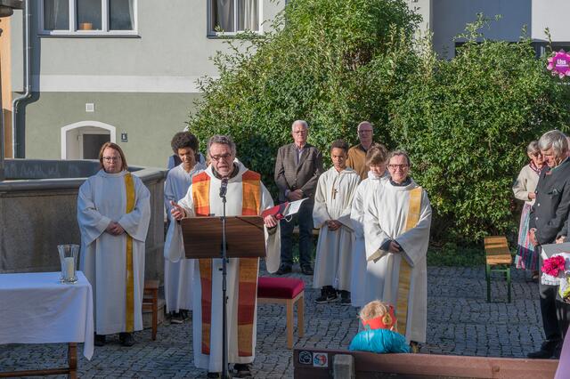 Pater Severin Kranabitl am Kirchenplatz