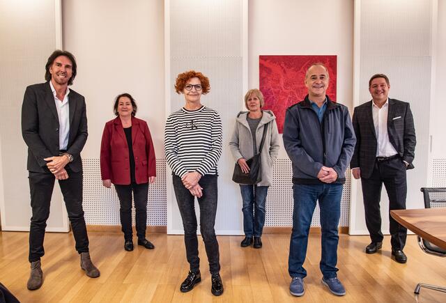 Von links AMS Villach Leiter Josef Zeichen, Sabine Wedam, Manuela Gaggl, Sonja Werginz, Knes Michael und Bürgermeister Günther Albel.