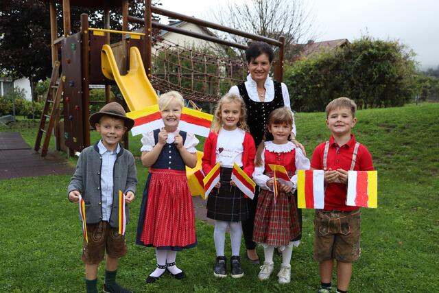 "Bimbulli" in Liebenfels: Brigitte Eberhard mit ihren Schützlingen Jörg, Lisa, Anna, Sarah und Ben.