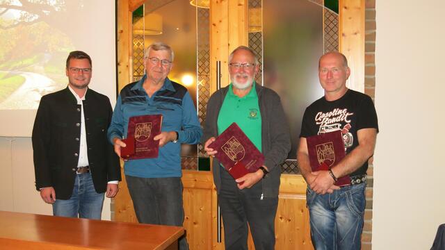 Herbert Hofinger, Hubert Ritberger und GründungsobmannLeopold Ranzmaier erhielten die Ehrennadel in Gold. | Foto: Siedlerverein Neukirchen-Eschenau