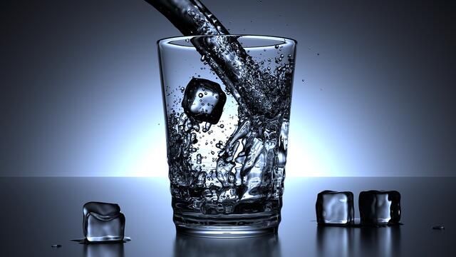 Ob Transparent, bunt, mit Emojis oder modern: Das Wasserglas gibt es in unzähligen Varianten.