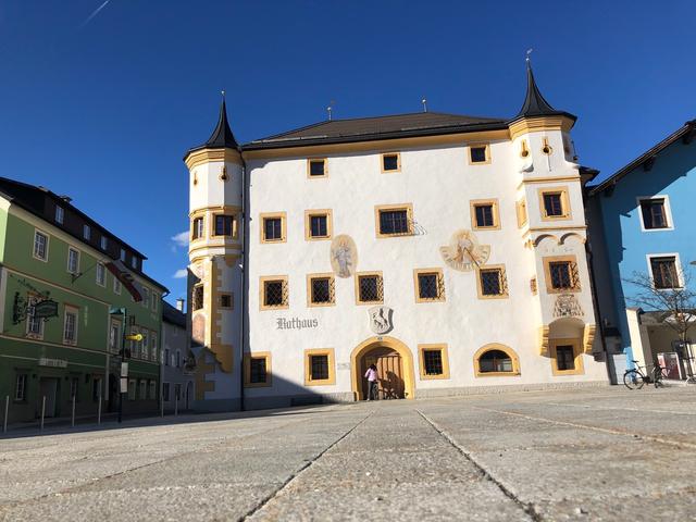 Freitagvormittags findet auf diesem Platz immer der Wochenmarkt statt: am Marktplatz in Tamsweg.