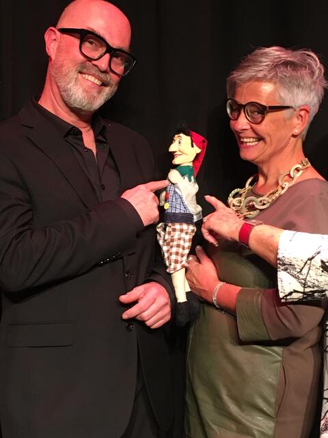 Peter Kowatsch und Renate Brandstötter mit dem Kasperl.

 | Foto: Rene Hauser