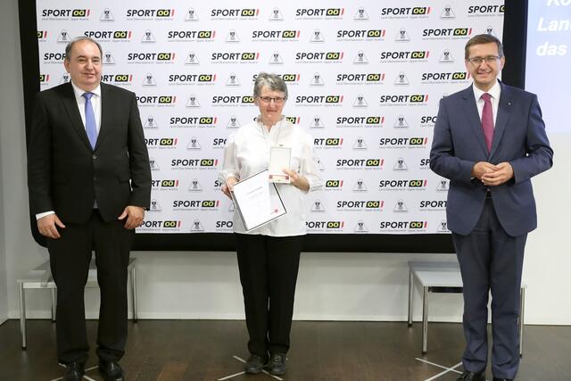 Wirtschafts- und Sport-Landesrat Markus Achleitner (r.) zeichnete gemeinsam mit dem Vorsitzenden der Landessportorganisation, Präsident Erich Haider (l.), unter anderem Solveig Thurn (m.) aus Linz mit dem Titel "Konsulentin" aus.