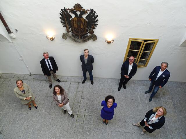 Die Teilnehmer des Runden Tischs mit Corona-Sicherheitsabstand im Arkadenhof des
Stadtamts Schwanenstadt: Monika Aichberger, Karl Staudinger, Monika Kaniak-El Masri, Robert
Marschhofer, Margit Schallmeiner, Thomas Veitschegger, Peter Groiß, Doris Eckstein (v.l.).