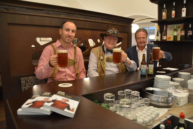 Stießen miteinander an: Hobbybrauer Markus Aichinger, Bierpapst Conrad Seidl und Wolfpassings Vizebürgermeister Karl G. Becker | Foto: Roland Mayr