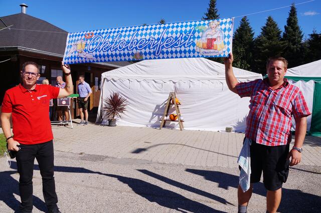 Matthias und Markus Olram begrüßen zum Oktoberfest.