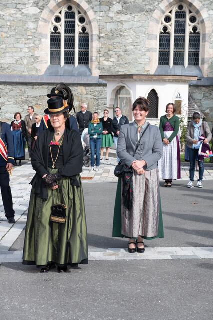 Die Pfarrgemeinde feierte mit ihrem Seelsorger auf dem Pfarrplatz. | Foto: Foto Christine