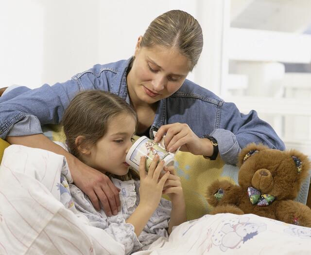 Besorgte Eltern bekommen ab sofort unter 1450 auch Auskunft von Kinderärzten, um eventuelle COVID-19-Verdachtsfälle abzuklären.