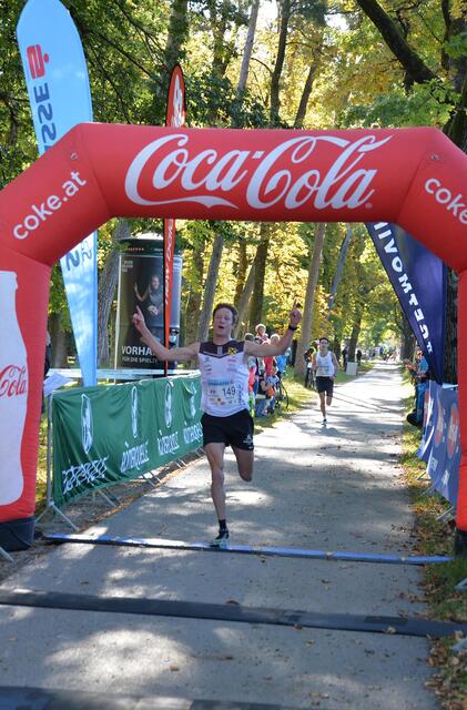 Manuel Innerhofer beim Zieleinlauf. Er gewann den Jedermannlauf und kürte sich zum Staatsmeister.