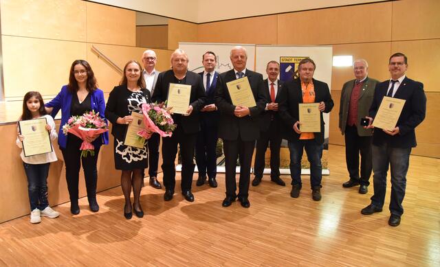 GR a.D. Sevinc Balikci mit Tochter Yadé, GR a.D. Brigitte Kögler, StR KommR Peter Spicker, GR a.D. Manfred Ofenböck, LAbg. Vizebgm. Mag. Christian Samwald, GR a.D. Ing. Franz Fidler, Bgm. Rupert Dworak, GR a.D. Anton Haberler, StR Karl Pölzelbauer, GR a.D. Thomas Hauer.