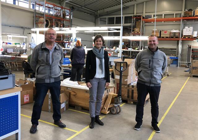 Landtagsabgeordnete Barbara Tausch beim Besuch der Firma Sanube aus Diersbach mit den beiden Geschäftsführern Walter Sallaberger (li.) und Stefan Sallaberger (re.).