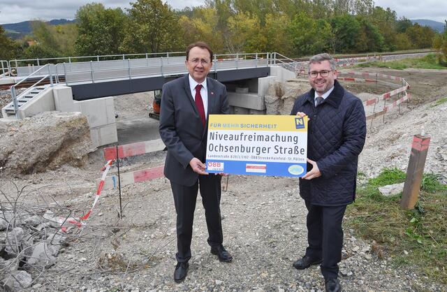 Bürgermeister der Landeshauptstadt St. Pölten Matthias Stadler und Mobilitätslandesrat Ludwig Schleritzko besuchten am 5. Oktober die Baustelle für die Bahnunterführung an der Ochsenburger Straße in St. Georgen am Steinfelde.