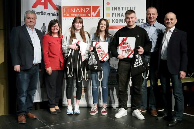 Mit dem "Finanzführerschein" lernen die Schüler der PTS Grieskirchen den richtigen Umgang mit Geld, um nicht in die Schuldenspirale zu geraten. 
 | Foto: Arbeiterkammer OÖ 
