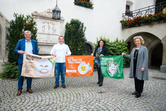 V.l.n.r. Dr. Hubert Innerebner (Geschäftsführer, Innsbrucker Soziale Dienste), Martin Burger (Küchenleiter Wohn- und Pflegeheime der Stadt Hall), LH-Stv. Ingrid Felipe (Landesrätin für Umwelt- und Klimaschutz sowie Abfallwirtschaft), Dr. Eva Maria Posch (Bürgermeisterin, Hall in Tirol) setzen ein Zeichen für einen sorgsamen Umgang mit Lebensmitteln anlässlich des ersten Welttags gegen Lebensmittelverschwendung.
