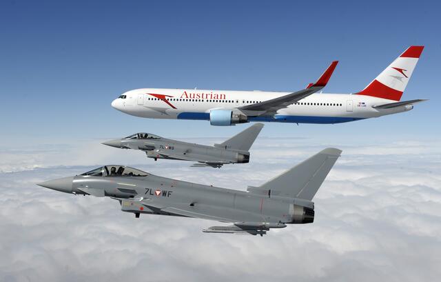 Die Eurofighter begleiten eine Linienflugmaschine.
