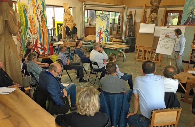 Die Diskussionsrunde zum Thema Corona-Bewältigung fand im Atelier Weyringer in Neumarkt statt.