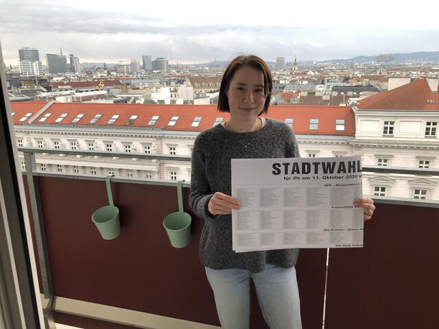 Kira Höfenstock ist eine von 300 Wienern, die am Sonntag in Liesing als Wahlbeisitzer tätig sind.