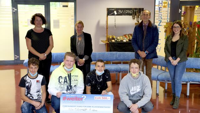 Sonja Gerhardter – Lehrerin für Berufsvorbereitung und Gudrun Wieser – Klassenlehrerin freuen sich mit ihren Schülern Lukas Nitsche, Christopher Wührer und Erwin Hasic über den Scheck von Thomas Burgstaller – Leiter AMS Bischofshofen – und Büsra Kirac vom Berufsinformationszentrum.