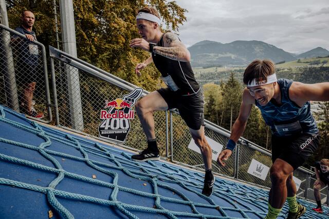 Auch Extremradfahrer Michael Strasser – hier im Fight mit Lokalmatador Alex Brandner-Egger – wagte sich erstmals an den Start von Red Bull 400. | Foto: Nina Baumgartner/Red Bull Content Pool