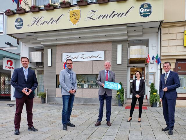 Der neue Tourismus-Koordinator Christopher Hartmann freut sich auf seine Tätigkeit in Wiener Neustadt. Wiener Alpen Geschäftsführer Markus Fürst, Bürgermeister Klaus Schneeberger, Eva Maria Holzbauer-Schwartz, Direktorin vom neu zertifizierten Bett + Bike Betrieb Hotel Zentral und Tourismus-Stadtrat Franz Piribauer freuen sich auf kreative Ideen.