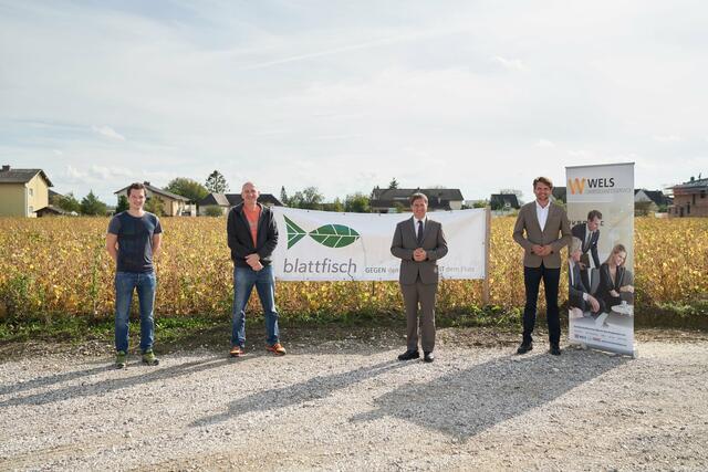 Daniel Daill, Mitarbeiter blattfisch e.U., Geschäftsführer Clemens Gumpinger, Bürgermeister Andreas Rabl, Wirtschaftsstadtrat Peter Lehner.
