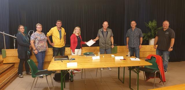 Die Mitglieder der SPÖ-Gemeinderatsfraktion GRin Judith Holzhöfer, GRin Gabriele Zeman, GGR Walter Grabler, BR und GR Doris Hahn und GR Andreas Schmidinger übergaben im Rahmen der Gemeinderatssitzung die Ergebnisse der Sportplatz-Umfrage an BGM Roland Nagl (5. v.l.) und VBGM Christian Eilenberger (6.v.l.).