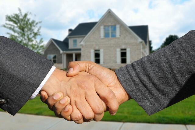 Vor dem Immobilienverkauf muss der Preis ermittelt werden.