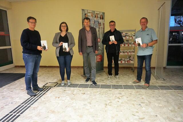Autor Peter Veran (M.) mit Gastgeberin Elisabeth Groß, Moderatorin Kerstin Schiller, AK-Hartberg-Außenstellenleiter Johannes Hirmann und ÖGB-Regionalsekreätr Walter Neuhold (v.l.).
