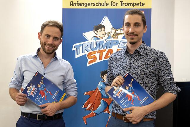 Martin Schulter und Klemens Kollmann (v.l.) entwickelten "Trumpetstar" - die Anfängerschule für die Trompete.