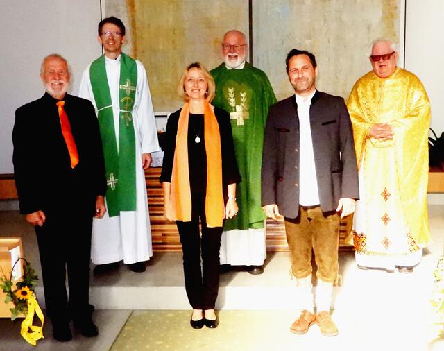 Am Abschussfoto v.l.n.r.:
- Pfarrgemeinderat Hans Machowetz
- Konzelebrant Hans-Otto Herweg
- Pfarrgemeinderat & Chorleiterin Andrea Schneider
- Propst Monsignore Franz Xaver Brandmayr
- Stv. Vors. Pfarrgemeinderat Alexander Fleischer
- Pfarrer Viktor Kurmanowytsch