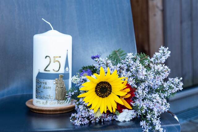 Christine Wallinger, Musik-Chefin und Organistin der Pfarre Bruck, hatte eines ihrer vielfältigen Talente zur Gestaltung einer wunderschönen Jubiläumskerze eingesetzt. | Foto: Foto Christine