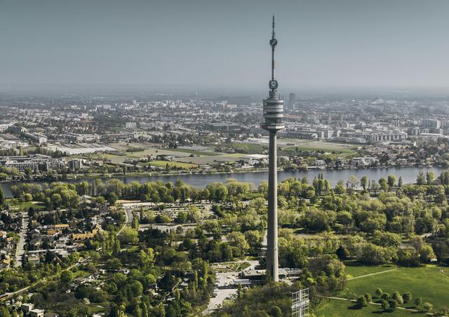 Der 252 Meter hohe Turm steht jetzt zu einem Viertel im Eigentum der Stadt. | Foto: Donauturm